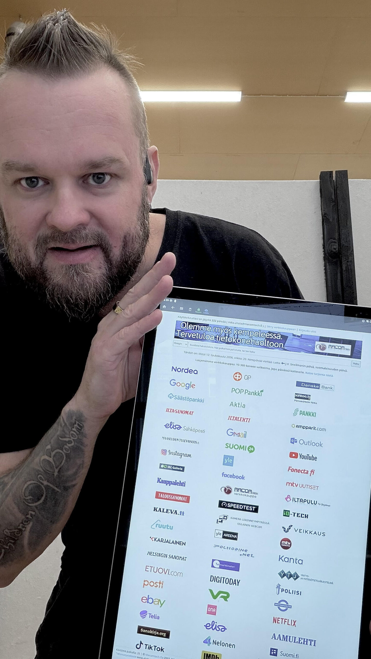 Mika Ahola esittelee aloitus.net-sovellusta 16 tuuman Android-tabletissa